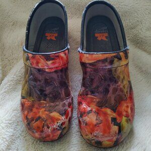 Dansko XP Clogs, Size 40, Slip Resistant, Used